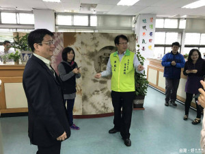 「臺南市政府首席顧問」顏純左（中）從民治市政中心開始，與每位市府同仁感謝。