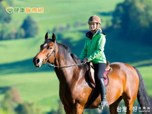 劉德華、林志玲墜馬　馬術專家提出重要建議