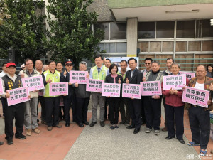 立委葉宜津在新營火車站前召開記者會宣布，後站新建工程今年動工可有效疏導大新營地區年節返鄉車潮。