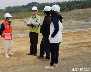 市府工務局工程企劃科長陳俊誠（中）率員到施工中工地進行巡查。