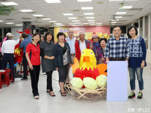 環保創意燈籠賽，流芳里參與創作金雞報喜大花燈。（圖／記者黃村杉攝）