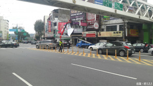 楊梅分局呼籲用路人，行前蒐集了解各項交通管制措施及道路交通狀況，且勿違規行駛或任意變換車道。