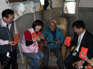 老五老基金會志工送年菜到獨老家中，市長林佳龍（右一）也到石岡區訪視何爺爺。（記者黃玉鼎攝）