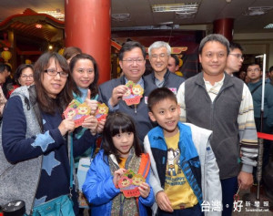 鄭市長祝福參加「新春拜廟門」活動的鄉親，都能金雞年行大運。 