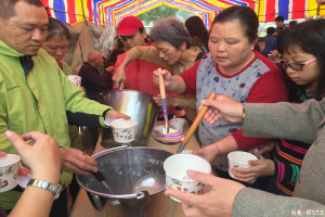 佳福寺主委莊秋郎說單日供應平安湯圓破上萬人潮，預計大年初二將再打破單日紀錄，志工一度煮不及供應，有信眾撈到見桶底露出一臉窘況，不過，不用等多久，熱騰騰的湯圓又整桶提上來了，眾信眾又圍上來露出笑容。吃平安湯圓這幾年成了神明和信眾人神共歡新氛圍。(記者/黃芳祿攝)