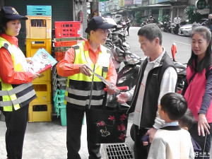 幸福里守望相助隊春節服務不打烊，加強防竊、防騙宣導等活動。（圖／記者黃村杉攝）