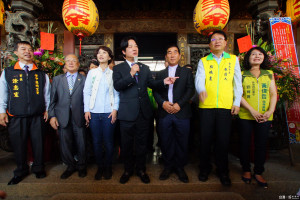 台南市長賴清德在學甲慈濟宮祝賀市民及信徒新年快樂。（記者邱仁武／攝）