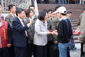 涂市長陪小英總統發紅包 九華山地藏庵爆人潮