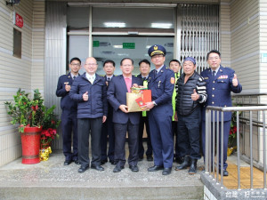 警政署長陳國恩分別到淡水警分局慰勉堅守崗位辛勞的警察弟兄姐妹們。（圖／記者黃村杉攝）