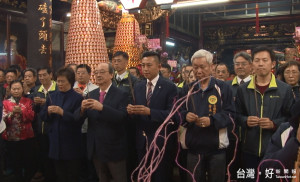 除夕夜搶頭香 市長走訪廟宇祈福