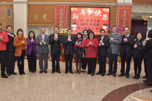 邱奕勝議長率議員們與鄭文燦市長率市府團隊互相作揖互祝新年快樂。