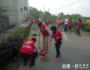 台糖北港量販店迎接2017台灣燈會在雲林，規劃愛護企業家園活動，與社區居民一起清靜家園。（記者陳昭宗拍攝）