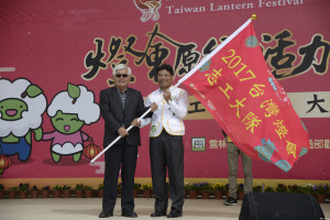 縣長李進勇授旗給志工大隊長林金陽律師。（記者蘇榮泉攝）