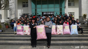 謝慧謹愛心團隊發動認購桃園教養院，溫心棉被864件發送弱勢家庭。