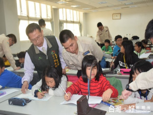 大甲區公所替代役男寒假課輔活動展開，首日區長劉來旺率所有役男

全面協助小朋友完成寒假作業，要讓學童有信心，高興的回到學校上

課。（記者陳榮昌攝）
