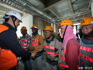 市長朱立倫馬不停蹄分別前往三環三線捷運工區發放福袋。（圖／記者黃村杉攝）