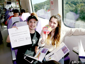 青年旅館業者試乘機捷國際友人首批組團搭乘的外國旅客，希望從國際的角度，給予機捷不同的搭乘感受