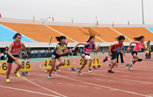 中小學聯合運動會選手奮力跑出好成績。（記者許素蘭／攝）