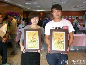 楊詠盛（ 右）和吳恬怡最年輕大里模範農民。林重鎣攝