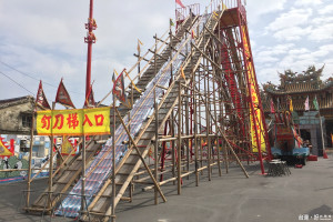 年冬不好，台南市七股區頂山里代天府奉祀吳府三千歲降壇，需搭建108層釘刀梯為庄民祈福，高聳入天、約3樓高的刀梯已建造完成，等待農曆元月16日早上隆重大法會開鑼。(記者/黃芳祿攝)