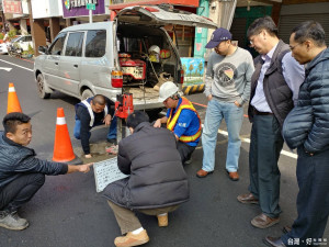 台南地檢署前往永華路及金華路已完工尚未驗收的路平道路，隨機鑽心抽查瀝青混凝土(AC)厚度，經現場量測厚度均符合設計標準。