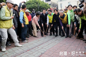 市長賴清德與武廟主委率領市府官員和地方民代一同點燃鞭炮，再由遙控直升機吊掛，於武廟上空盤旋燃放，為現場民眾驅邪祈福。