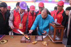 「五股開台尊王」即將由三房股過爐至四房股，今日上午進行特有的「熔金點交」儀式。（記者簡勇鵬拍攝）
