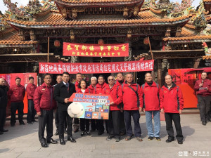 新莊地藏庵(大眾廟)捐贈住宅用火災警報器1,200只，火災預防科科長程昌興致贈感謝狀。（圖／記者黃村杉攝）