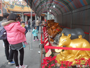 台灣巧聖仙師東勢祖廟雕製十二生肖木雕，栩栩如生，吸引許多民眾拍照、祈福。（記者黃玉鼎攝）