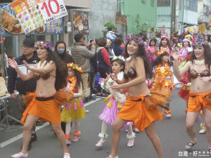 東勢新丁粄節踩街活動中，隊伍中女郎無畏寒風冷颼颼清涼的妝扮，成為民眾注目的焦點。（記者黃玉鼎攝）