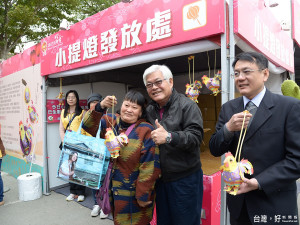 2017台灣燈會登場，縣長李進勇元宵節虎尾主燈區首發幸福奇雞小提燈。