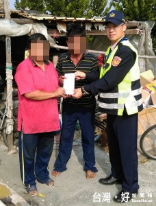 北港警方啟動低溫關懷機制，針對獨居老人進行慰問及提供禦寒物資，確保長者們居家及人身安全。（記者陳昭宗拍攝）