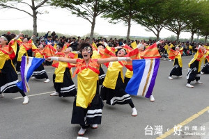 2017台灣燈會虎尾主燈區舉行開幕踩街儀式，國內外團隊沿途表演，吸引賞燈民眾欣賞拍照及掌聲，炒嗨燈會氣氛。（記者陳昭宗拍攝）