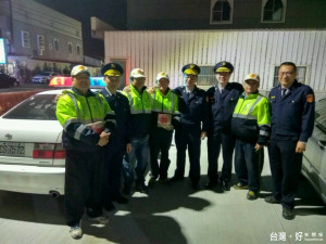 學甲警分局長鄭榮崑在小過年元宵節送暖暖包給守望相助巡守隊。（記者邱仁武／攝）