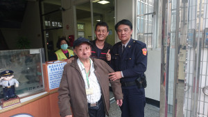 龍潭警方熱心協助外出迷途年邁老翁安全返家。