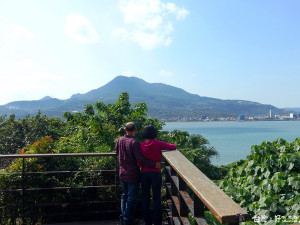 小白宮外轉角處制高點可以遠眺淡水河與觀音山美景，是一處浪漫的約會景點。（圖／記者黃村杉攝）