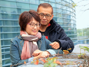 經營便利商店的陳旭鵬與陳淑娟，在29週年結婚紀念日，特別到陶博館拍紀念照。（圖／記者黃村杉攝）