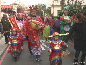 踩街隊伍綿延 湳雅社區盼成傳統