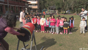 射空氣砲迎接開學日　直潭國小學童驚呼連連