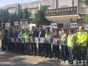 立委劉建國與民進黨雲林縣黨部主委廖丁賜及多位議員、鄉鎮長拜會地檢署檢察長，要求積極查緝農會賄選。（記者陳昭宗拍攝）