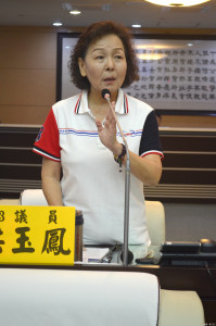 議員洪玉鳳針對市府將焦點投注在水禽跟陸禽部分，卻忽略到『飛禽』的防範，呼籲勸導，不要讓防疫作業出現缺角，讓疫情無法控制。