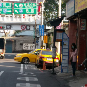 大溪至土城永寧捷運站將於二十四日通車，得標的捷順公司將會在慈湖路新街尾等處設置站牌，方便民眾乘坐。(記者陳寶印攝)

