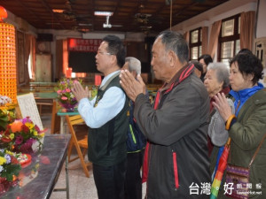 大甲區公所首辦十八位獨居長者，免費在文昌宮點光明燈，並在文昌

公園內，把所祈求意念掛上祈福鎖。（記者陳榮昌攝）