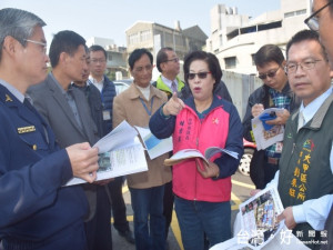 市議員林素真爭得經費開闢市中心一百五昔車位的臨時停車場，十五

日會同相關官員會勘，工程決定在大甲媽祖遶境前完成，以解遶境車

潮之需。（記者陳榮昌攝）