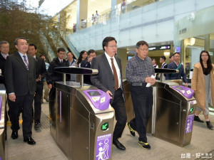 鄭文燦柯文哲試乘機捷，北北桃生活圈更便利