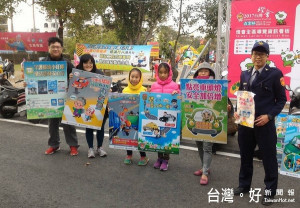 北港警方於燈區向民眾宣導「婦幼安全、反毒、防搶、防竊、防詐騙及勿酒後駕車」等。（記者陳昭宗拍攝）