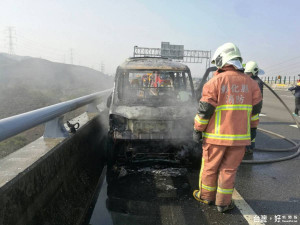 中二高發生火燒車意外　駕駛見「火球」棄車逃生