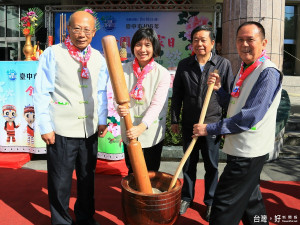 市府在和平區公所舉辦客家日活動，副市長林依瑩（左二）、和平區長林建堂（右一）體驗搗麻糬。（記者黃玉鼎攝）