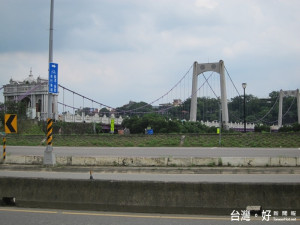 台灣鐵人協會辦櫻花路跑活動，大溪景觀橋停車場將爆滿，警方除進行交管外，也呼籲非比賽選手勿將車輛駛入。(記者陳寶印攝)