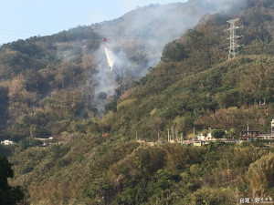 北橫公路二十公里處發生竹林大火，出動直昇機滅火。(記者陳寶印攝)